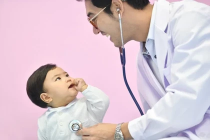 Pediatra - praca, zarobki, doświadczenie, zatrudnienie, przyszłość